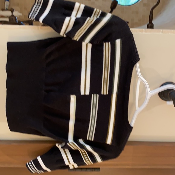 Striking cropped top! Bought this item in New York and loved it! - Picture 4 of 4